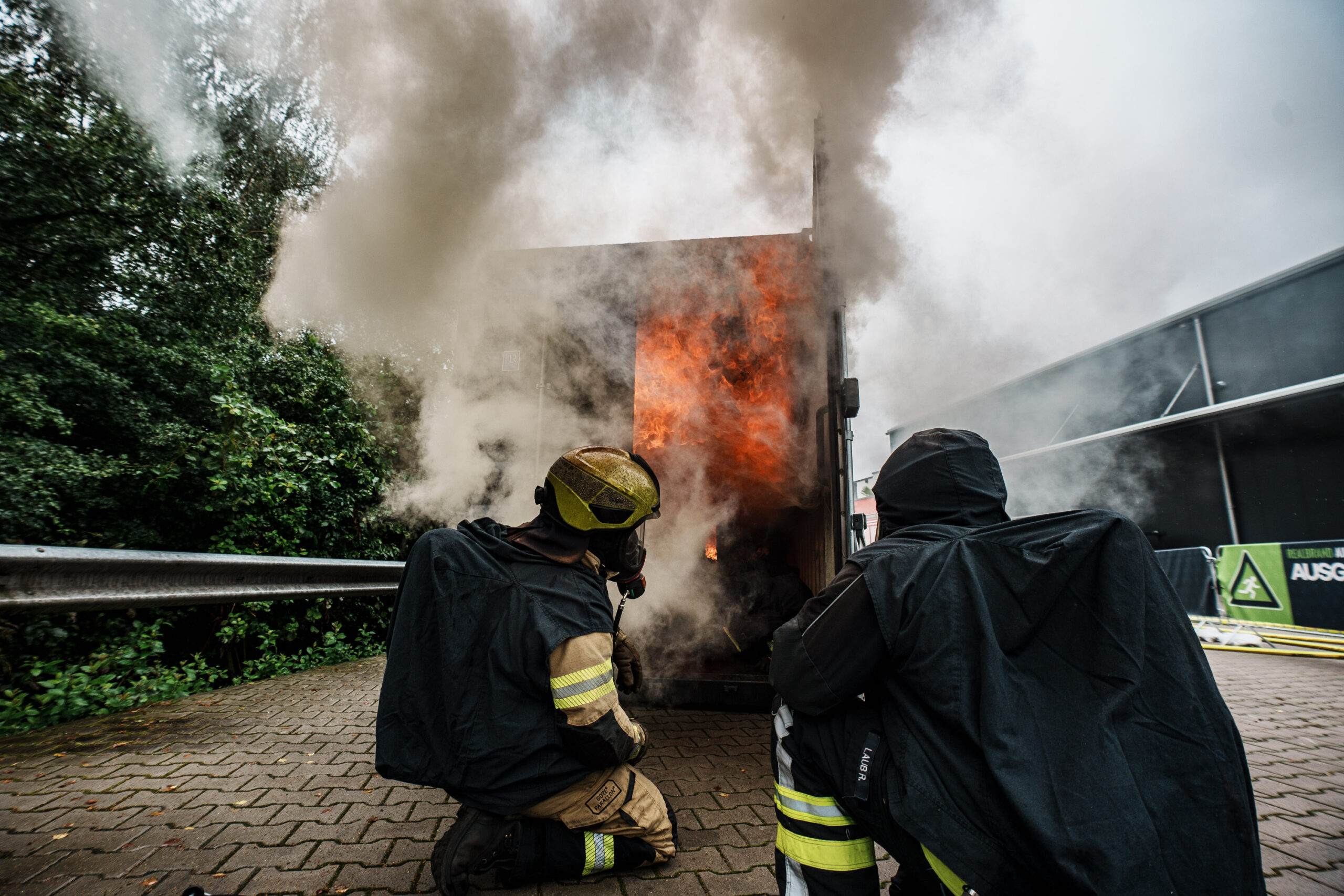 Mehr über den Artikel erfahren Realbrandausbildung II, Rauchdurchzündung im Brandcontainer, holzbefeuert 1