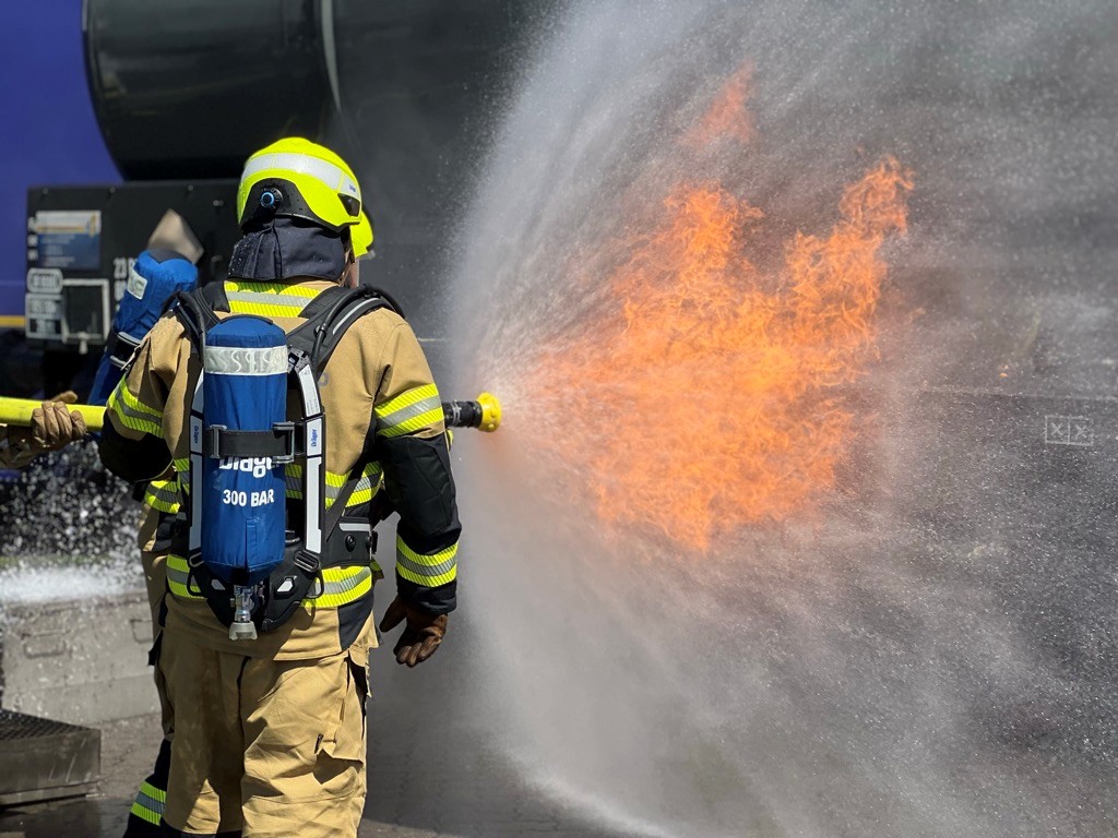 Mehr über den Artikel erfahren Feuerwehr-Erlebnistag Passau | Realbrand & THL Workshop 1