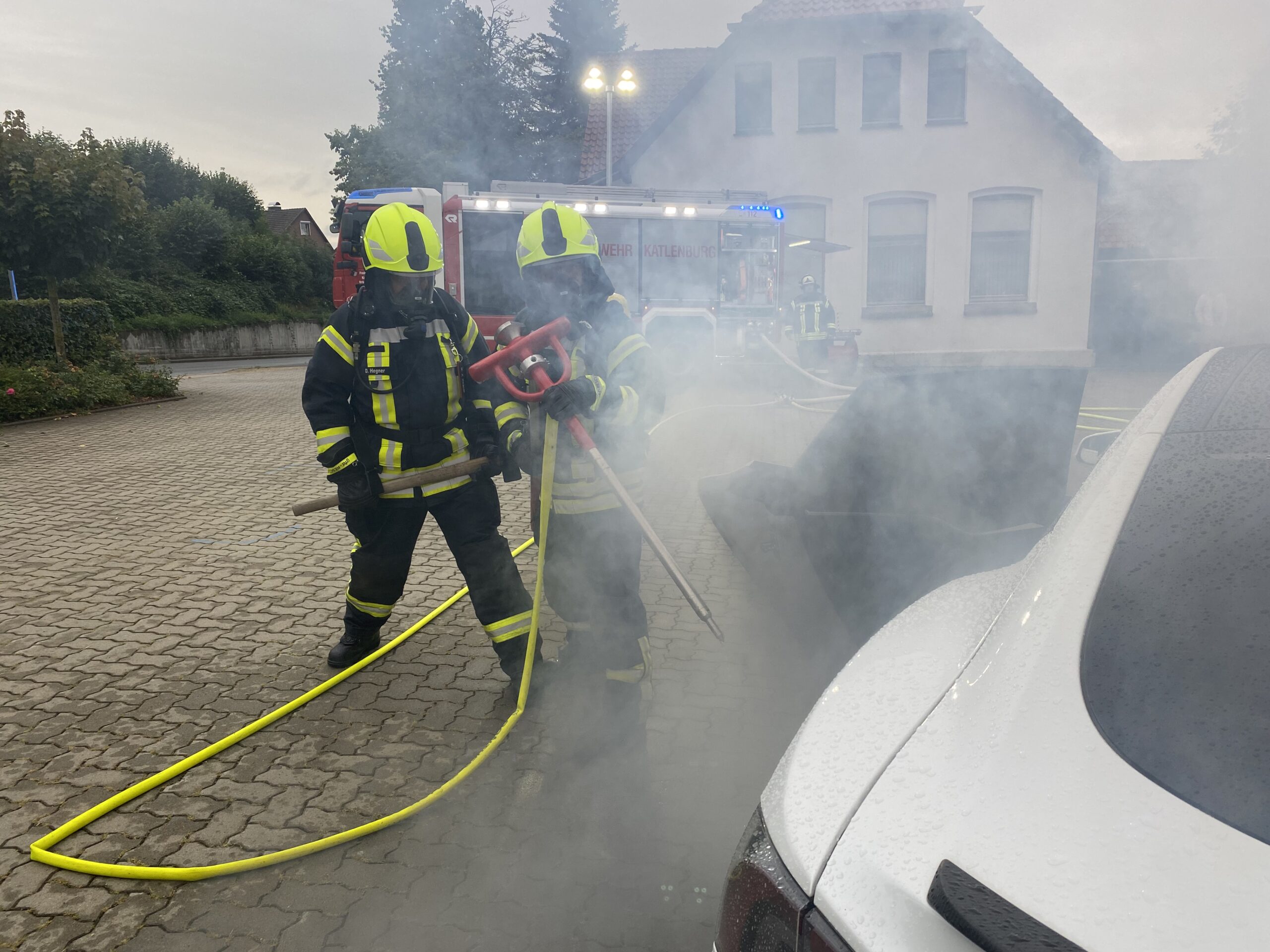 Mehr über den Artikel erfahren Batterie-Brände in Elektrofahrzeugen schnell und sicher ablöschen mit der E-Löschlanze®